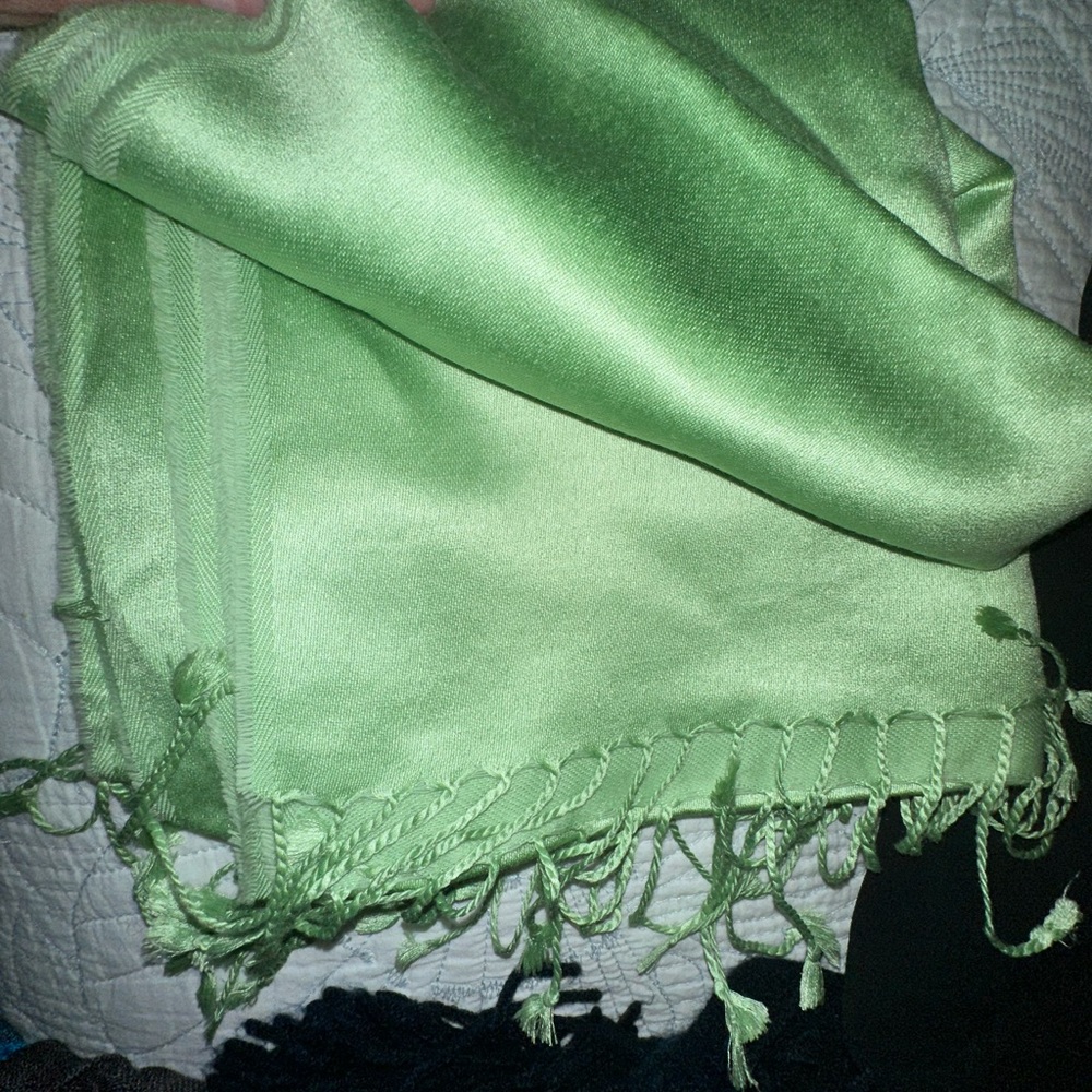 Green pashmina acrylic